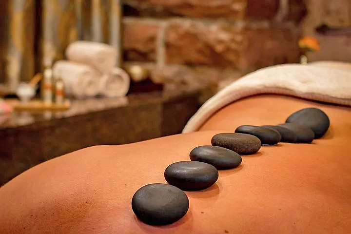 Rosmarin Hudvård i Gävle erbjuder Hot Stone massage för ett ökat välbefinnande.